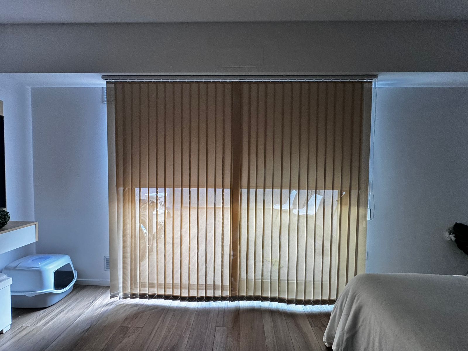Cortinas black out instaladas en dormitorio moderno